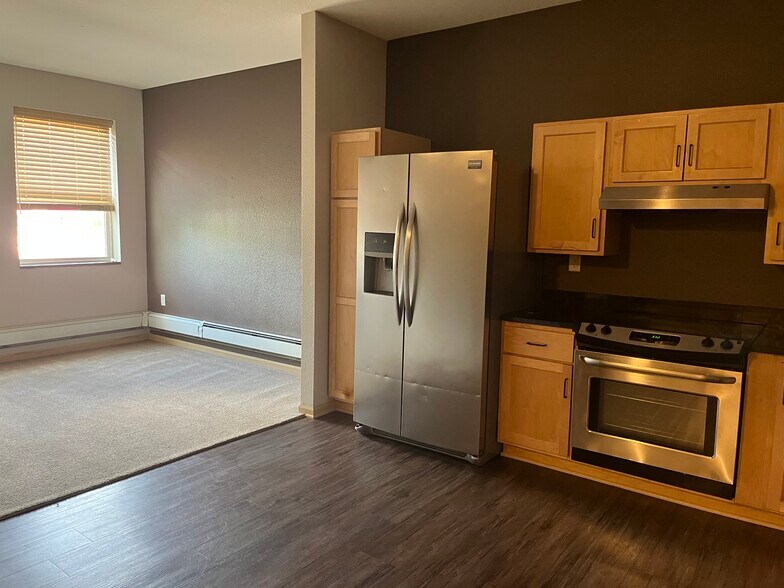 Building Photo - Western U Flats