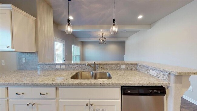 Building Photo - Rooms available in 4 bedroom house