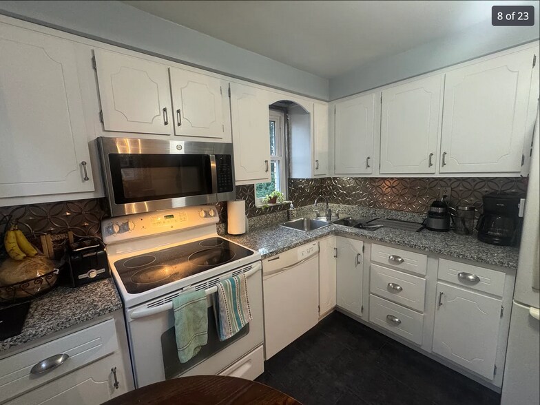 Building Photo - 244 Oneida St