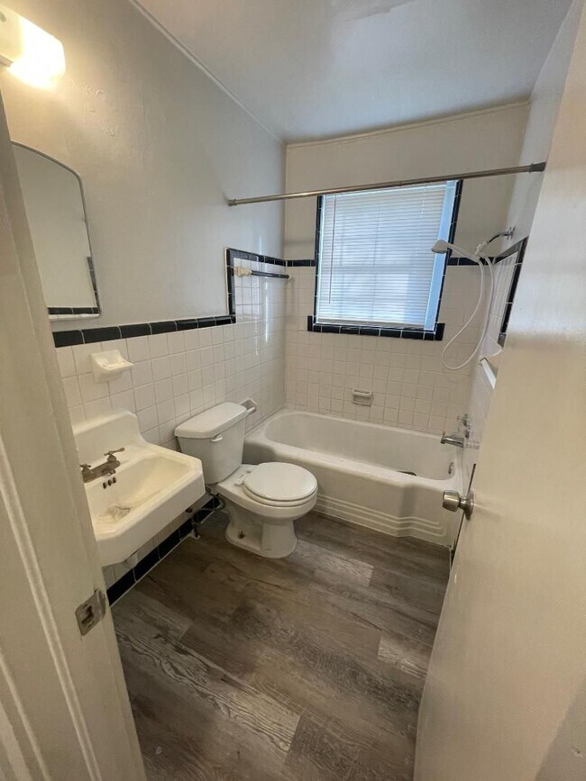 Building Photo - 1 Bed 1 Bath Duplex For Lease!