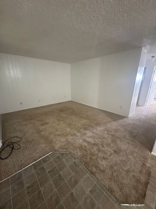 Building Photo - Quail Hollow 12