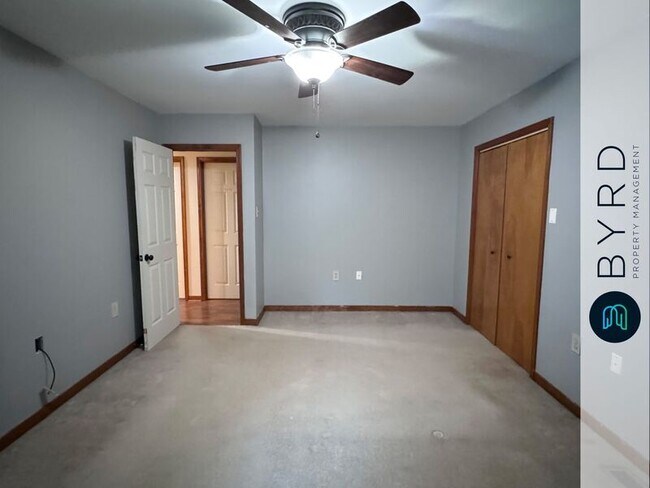 Building Photo - 902 Hartford Ln