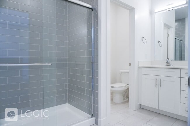 Building Photo - Gorgeous Townhome in Great Location!