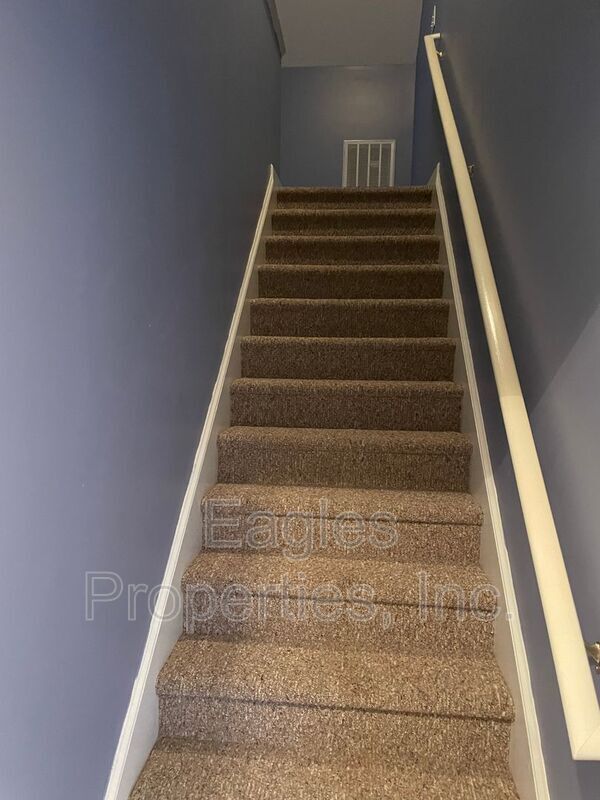 Building Photo - 608 Adler Ln