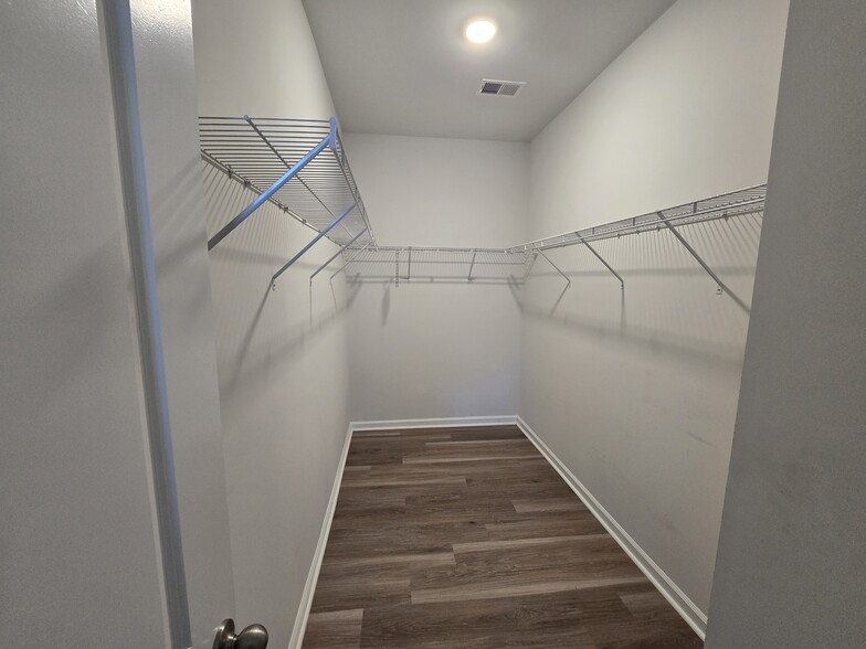 Master Closet - 550 McLernon Trce
