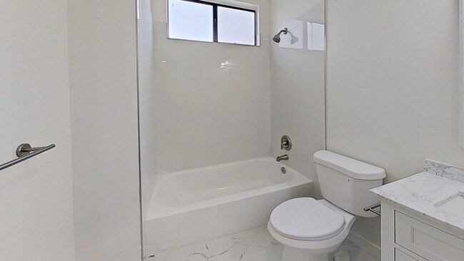 Building Photo - Newly Renovated 2 Bed / 2.5 Bath Townhome in North Hills