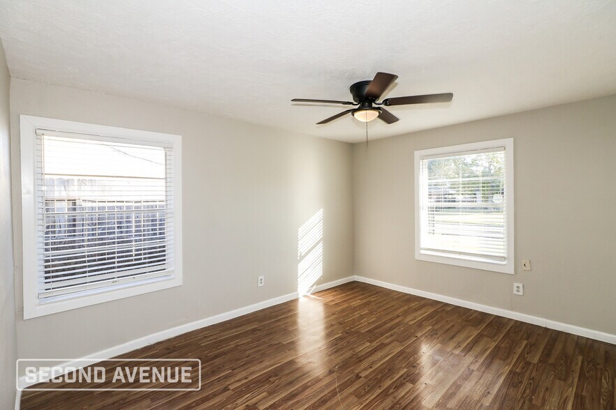 Building Photo - 5911 Kenilwood Dr