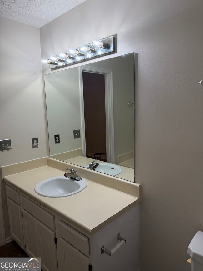 Building Photo - 1819 Cres Hill Dr NW