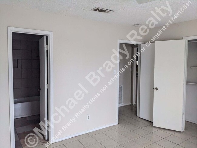 Building Photo - 3262 Matthews Dr