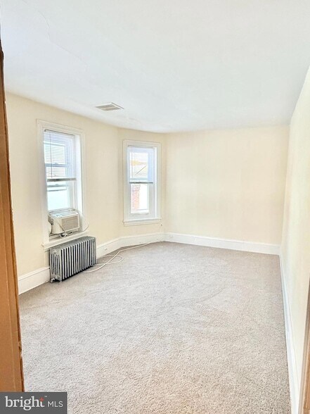 Building Photo - 327 Main St