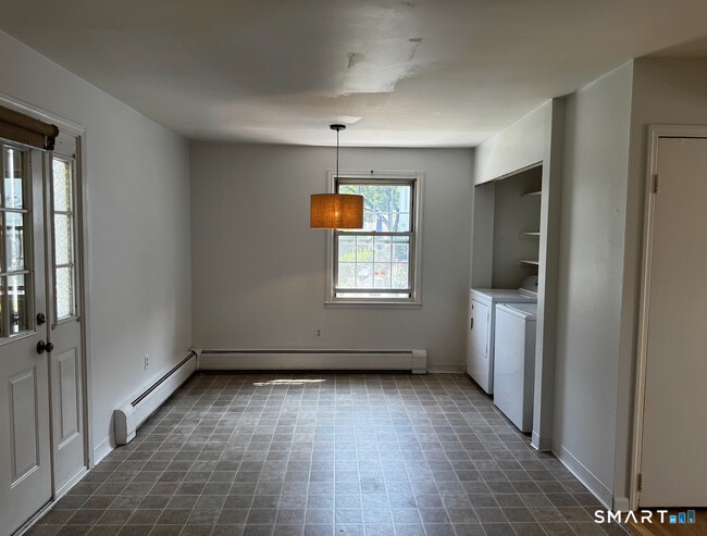Building Photo - 245 Sunnyridge Ave