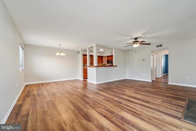 Building Photo - 708 Continental Dr