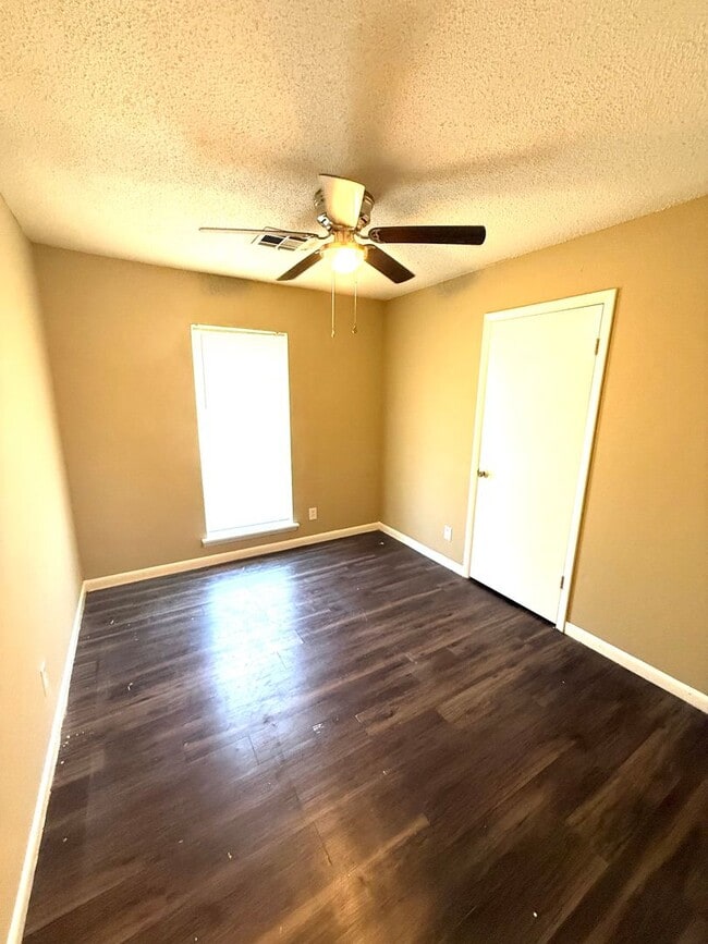 Building Photo - ** 3 bed 1.5 bath located across from Frazer Church ** Call 334-366-9198 to schedule a self tour