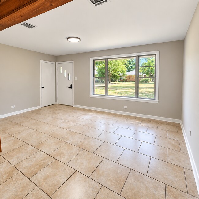 Building Photo - 207 Rosewood Dr