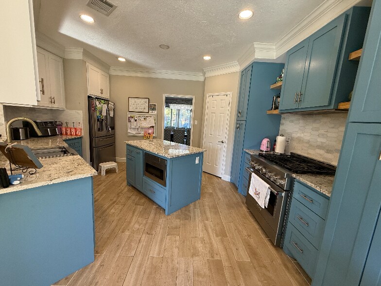 Building Photo - 4010 Crestwood Dr