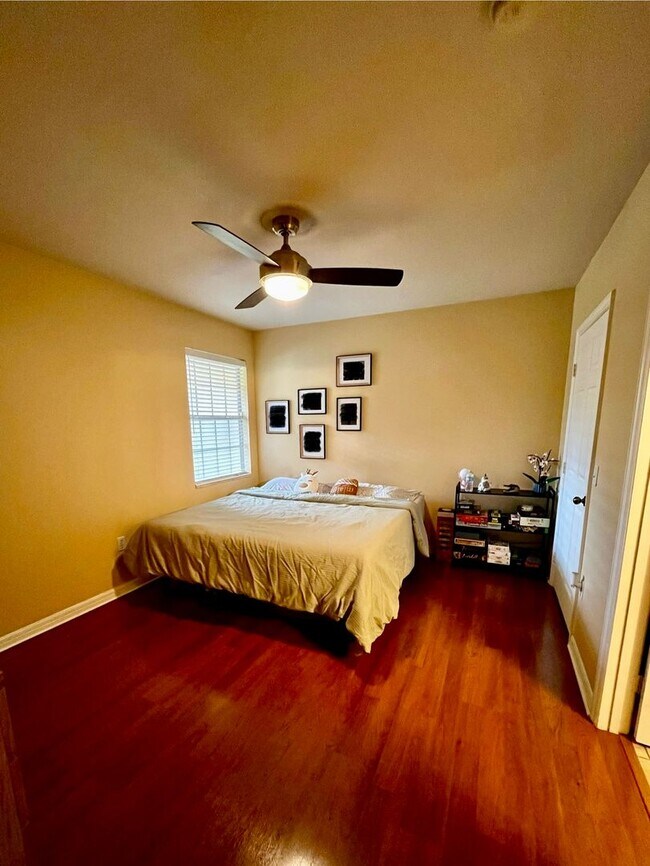 Building Photo - 1/1 condo becoming available January 13th, 2026 for an annual lease