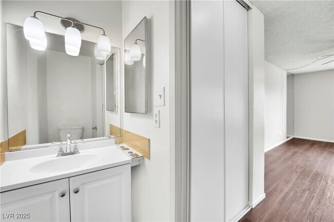 Building Photo - 1417 Hialeah Dr