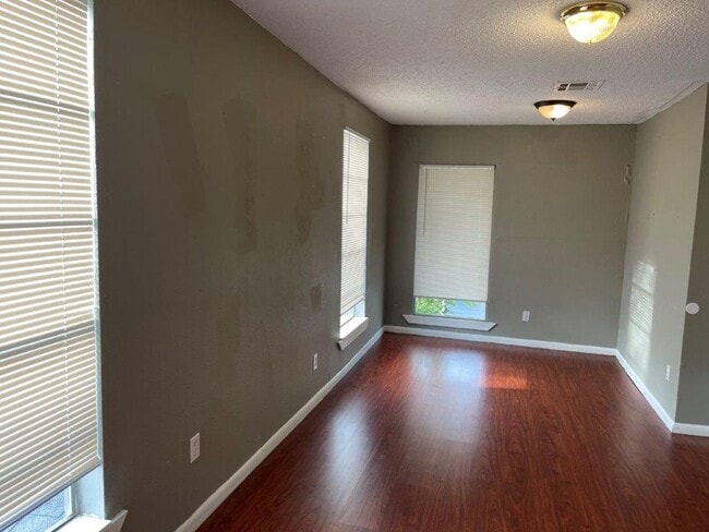 Building Photo - Charming 4 bed two story close to Plaza district!