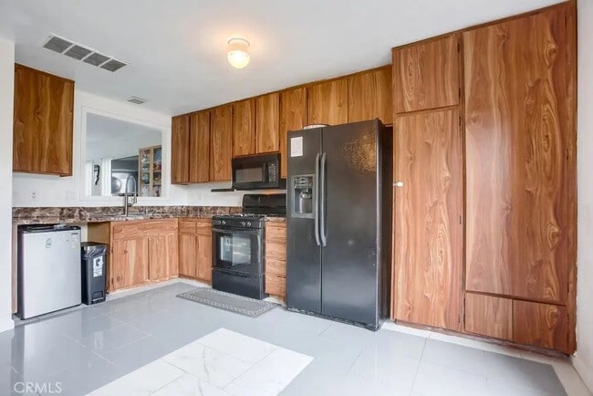 Building Photo - Anaheim, CA