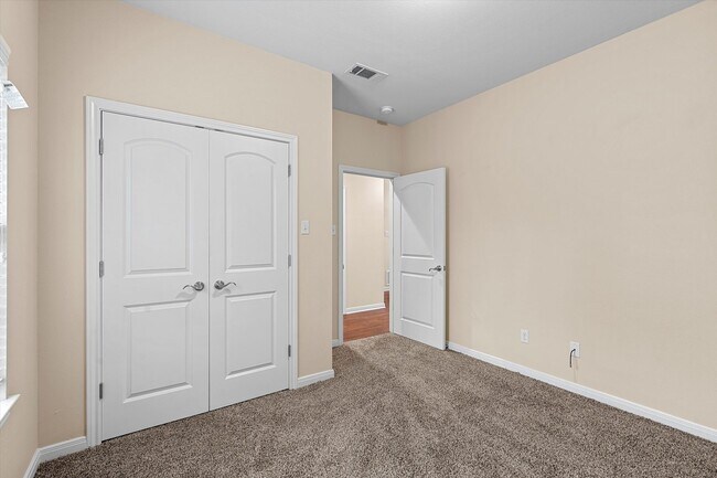 Building Photo - AVAILABLE NOW! Beautiful 3 bedroom townhome located in Waco!