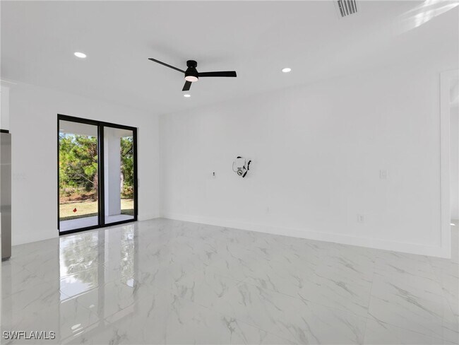 Building Photo - 1119 Earhart St E