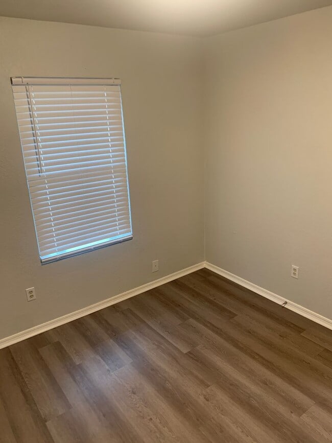 Building Photo - Renovated 3 Bedroom/ 1.5 Bath in Great Neighborhood