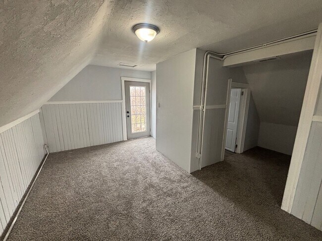 Building Photo - Charming 5-Bedroom Property in Prime Location