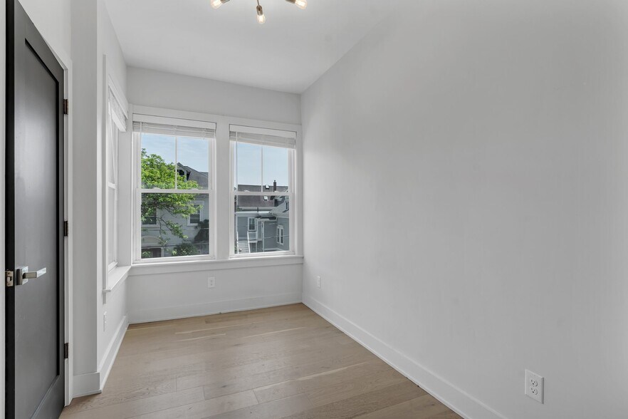 Building Photo - 182 Waterman St