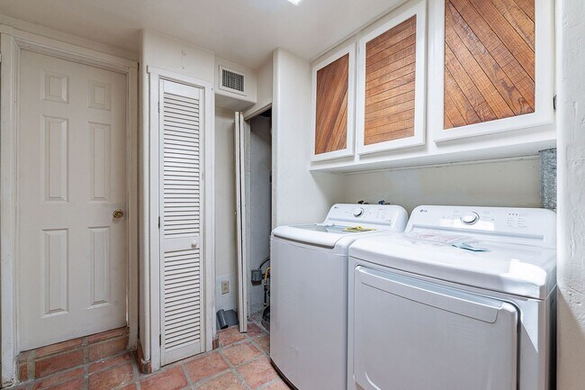 Building Photo - Spacious 4 bed 2 bath