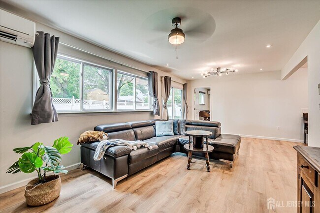 Building Photo - 9 Regent Ct