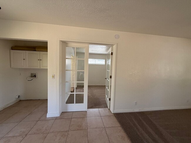 Building Photo - 4 bedroom 2 bath-contact Property Pros for more information