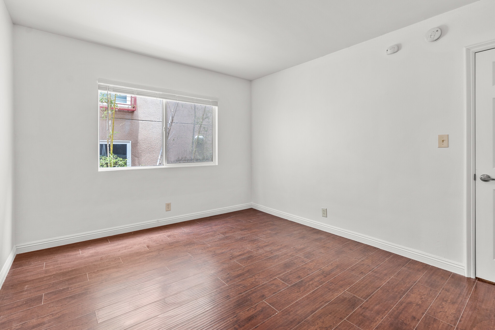Building Photo - 1142 S Serrano Ave
