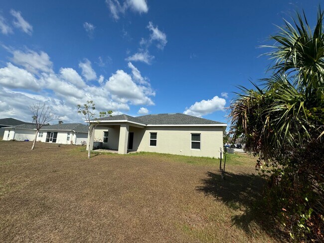 Building Photo - 3 Bed + Den with 2 Baths & 2 Car Garage