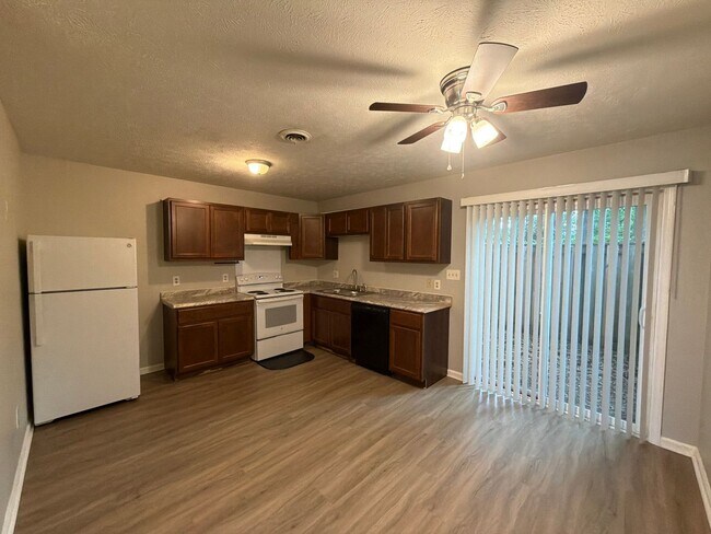 Building Photo - New Listing!