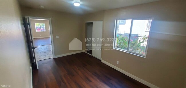 Building Photo - 2 br, 1 bath Duplex - 956 E 55th St -