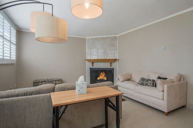 Building Photo - Renovated three-bedroom, three-bath 2-stor...