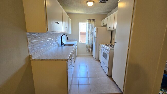 Building Photo - 526 S St Andrews Pl