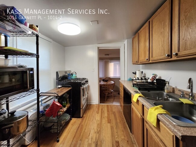 Building Photo - Very Spacious Apartment Near Northwestern ...