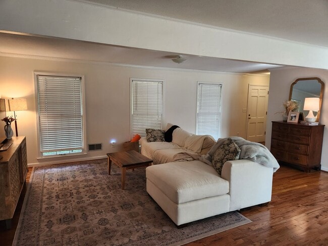 Building Photo - 1412 Bariwood Dr