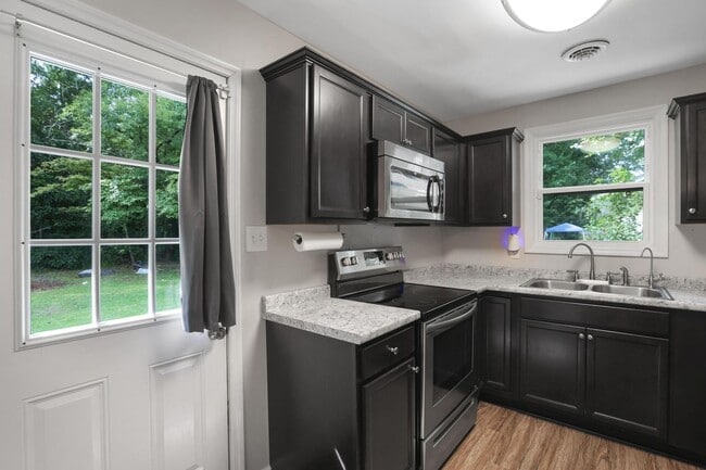 Building Photo - Home Close to Amenities