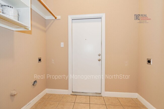 Building Photo - Lake Views, Space & Lifestyle – Ask about our move in specials!
