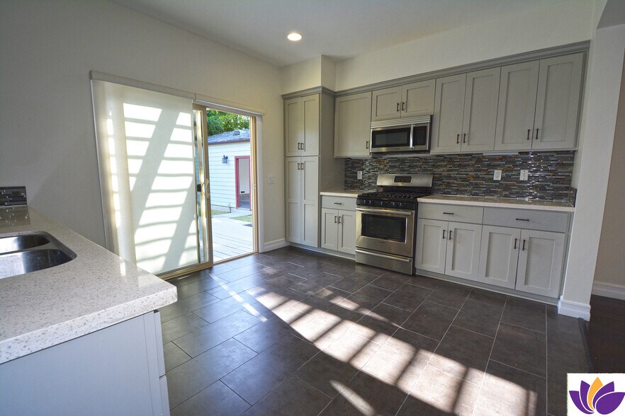Building Photo - 1093 Avoca Ave