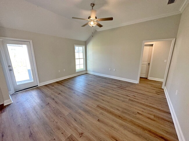 Building Photo - Charming 4-Bedroom Home with Fenced Yard &...