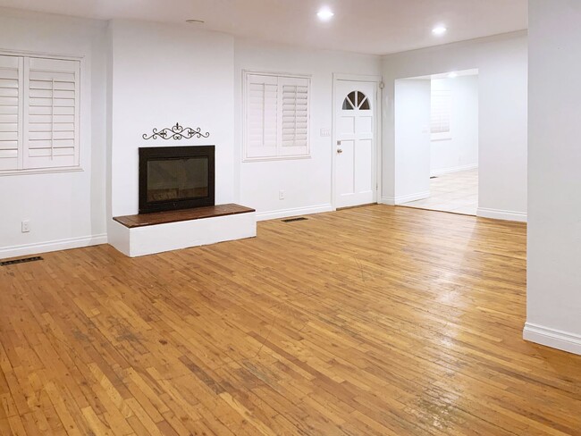 Building Photo - 4BD 2 BA on Dorothy Way!