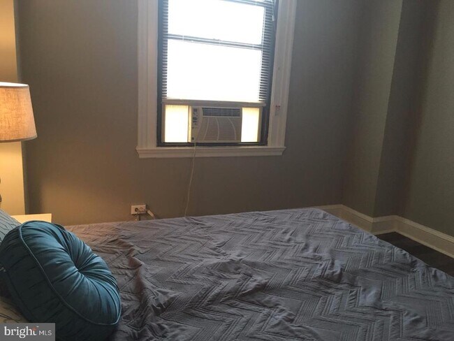 Building Photo - 2031 Locust St