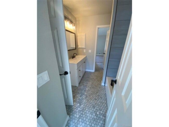 Building Photo - Charming 2-Bedroom Townhome in the America...