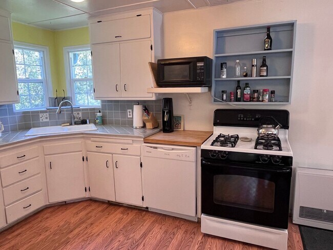 Building Photo - Fully Furnished- 2 bedroom/ 2 bathroom in Seacliff neighborhood walking distance to the beach