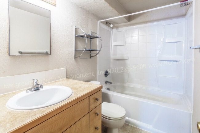 Building Photo - 915/917 Camelot Court