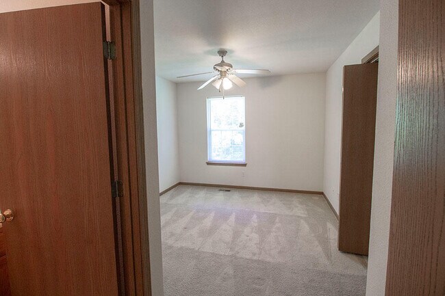 Building Photo - 5000 Derby Ridge Dr
