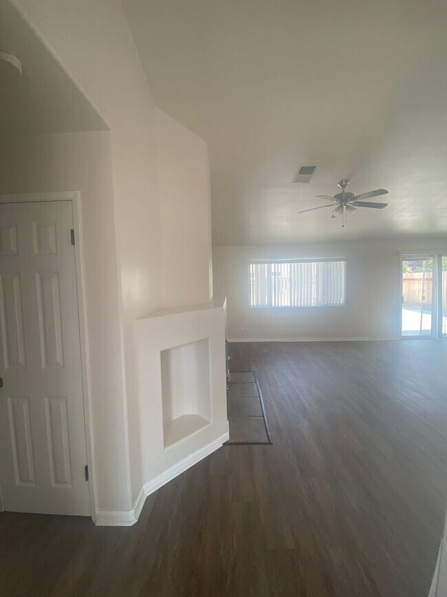 Building Photo - Silver Creek Beauty